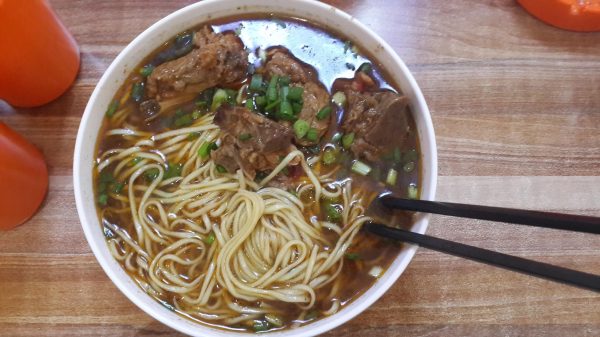 会东网美食专栏|番茄排骨面和花菜油豆腐炒鸡丁插图3