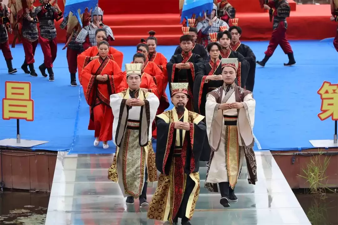 西昌邛海开海节盛大举行，568斤鱼王拍出高价88万！插图3