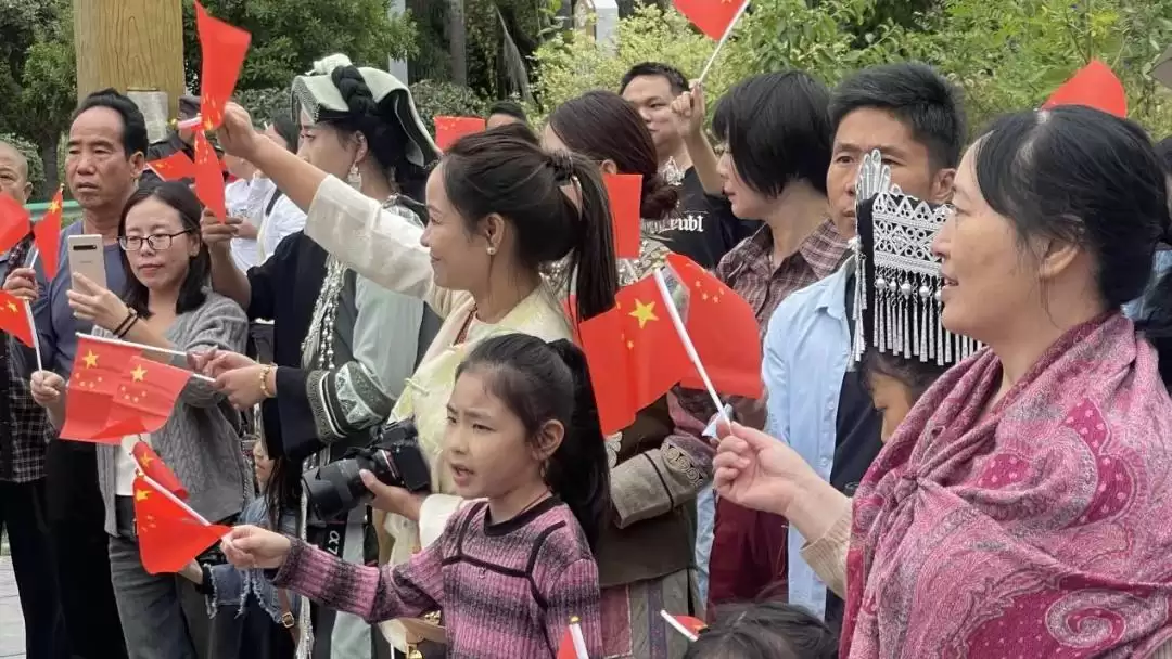 大石板古村快闪活动，游客市民齐唱爱国歌曲激情！插图2
