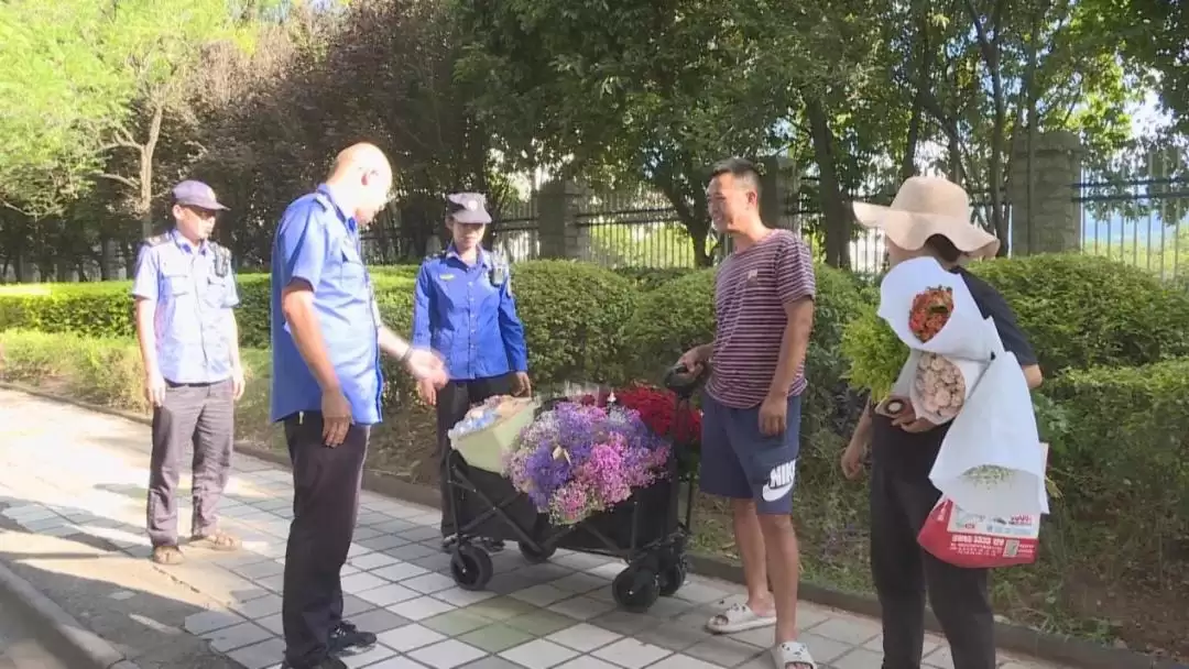 西昌城管整治校园周边，护航青少年健康成长环境！插图2