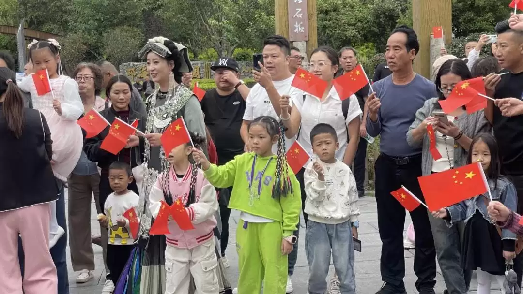 大石板古村快闪活动，游客市民齐唱爱国歌曲激情！插图3