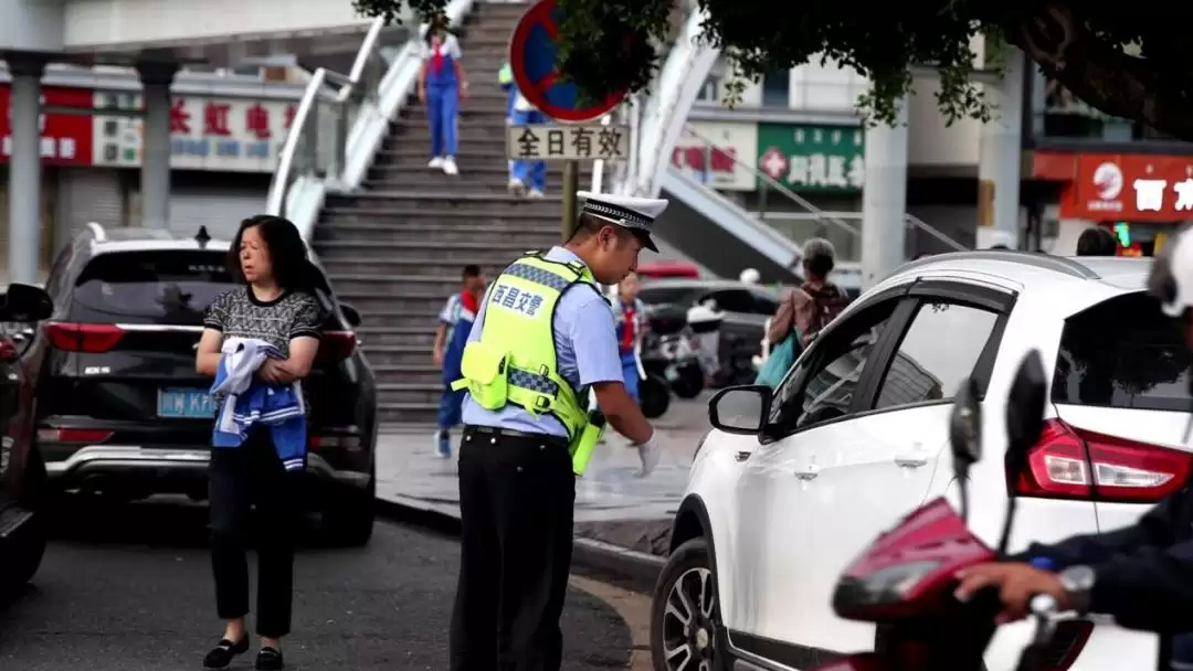 开学季西昌公安交警全力护学，保障师生安全出行！插图1