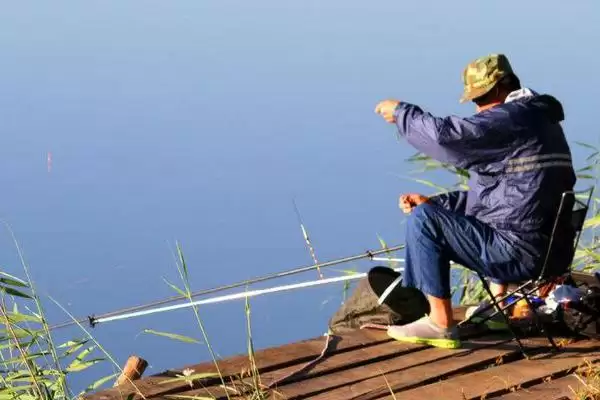 早春钓鲫鱼钓远还是钓近？早春钓鲫鱼技巧与养鱼重点？插图1