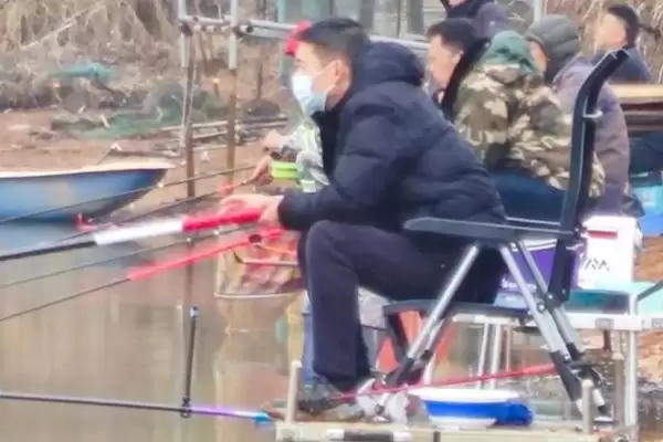 早春钓鱼钓深好还是钓浅好？早春钓鱼深度选择与养鱼关键细节？插图3