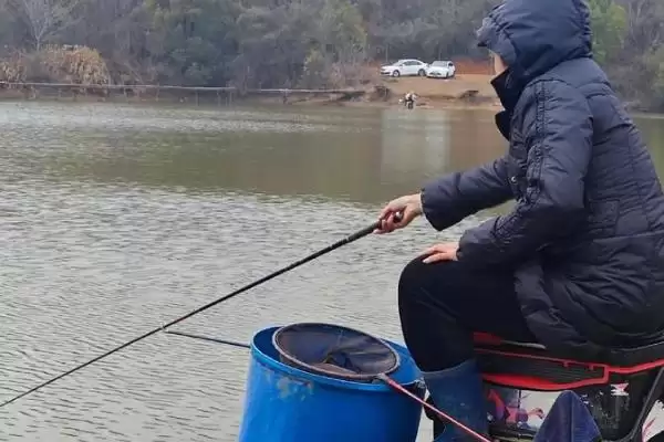 早春钓鱼钓深好还是钓浅好？早春钓鱼深度选择与养鱼关键细节？插图2