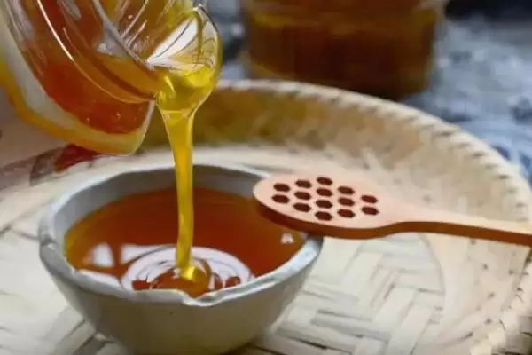 变质的蜂蜜是什么样，蜂蜜中会出现大量气泡并且质地会变稀插图4