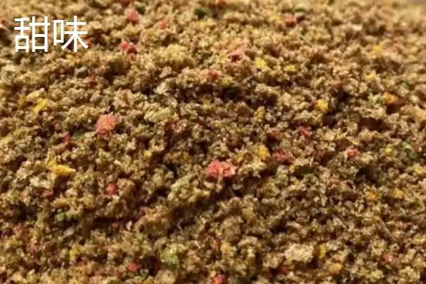 天气冷鲤鱼吃什么味型的饵料，首选蚯蚓、天下鲤等插图3