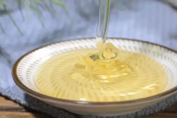正宗洋槐蜜的特征，通常呈透明的水白色插图3