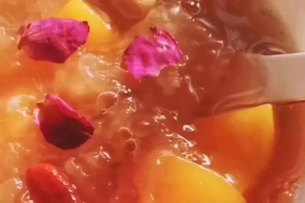 玫瑰花茶可以和什么搭配，可以和金银花、木瓜。西红柿等搭配插图2