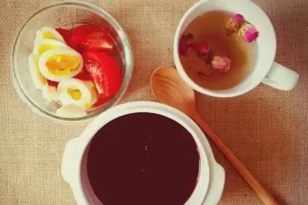 玫瑰花茶可以和什么搭配，可以和金银花、木瓜。西红柿等搭配插图3