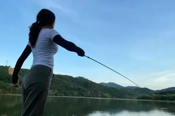 秋钓鲫鱼钓位选择秘籍：水草区、铧尖、河汊等优势钓点插图2