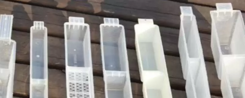 如何使用蜜蜂饲喂器，装好干糖后放在箱体与副盖之间即可-会东网