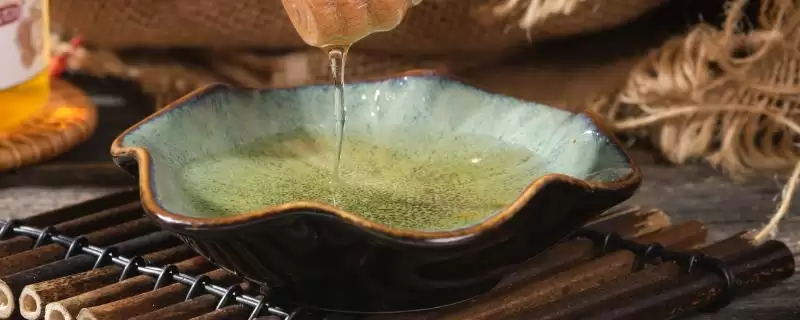 乌桕蜜的喝法，用温开水冲匀后即可饮用-会东网