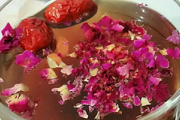 玫瑰花茶可以和什么搭配，可以和金银花、木瓜。西红柿等搭配插图4