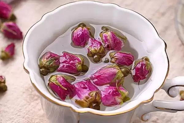 玫瑰花茶可以和什么搭配，可以和金银花、木瓜。西红柿等搭配插图1