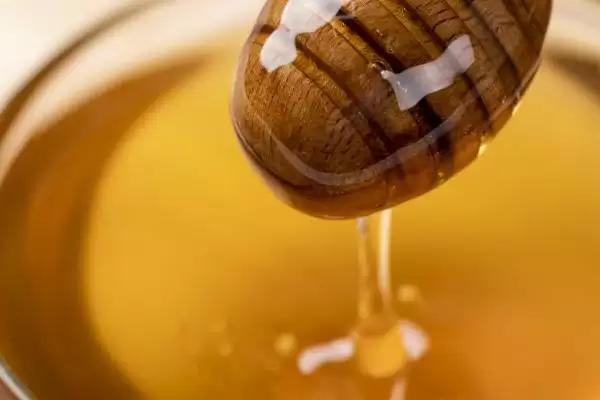 蜂蜜有几种颜色，主要有白色、水白色、琥珀色等7种颜色插图6
