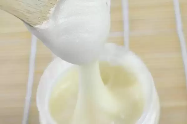 正宗椴树蜜的特征，质地粘稠呈水白色插图3