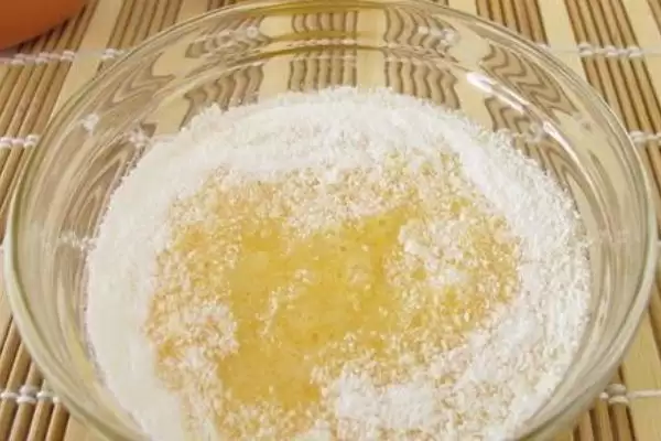怎么制做蜂蜜面膜，将蜂蜜与橄榄油混匀即可插图2