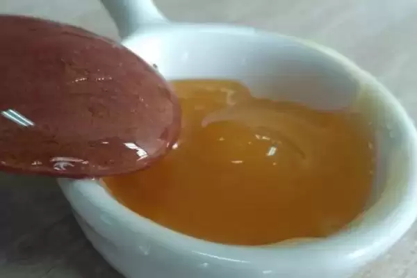 五味子蜂蜜怎么吃，可用开水冲泡饮用插图2