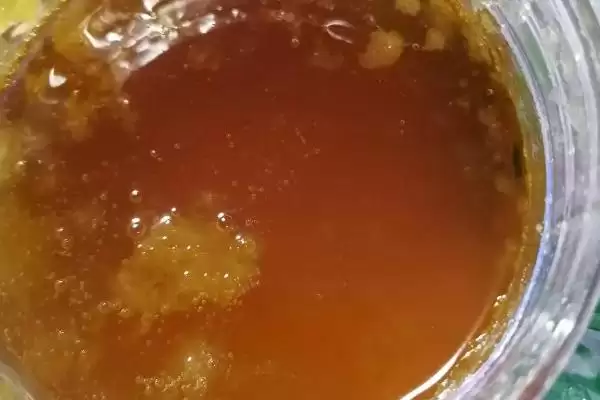 五味子蜂蜜怎么吃，可用开水冲泡饮用插图3