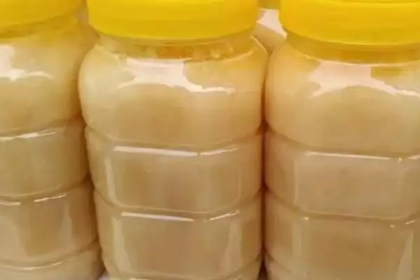 乌桕蜜的喝法，用温开水冲匀后即可饮用插图2