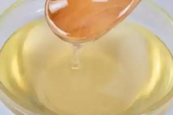 洋槐蜜简介，是蜜蜂采集洋槐花蜜酿成的插图1