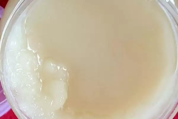 椴树蜜结晶后是什么样子，呈洁白色或乳黄色的油脂状插图2