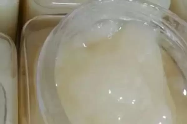 椴树蜜结晶后是什么样子，呈洁白色或乳黄色的油脂状插图3