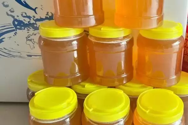 正宗洋槐蜜的特征，通常呈透明的水白色插图1