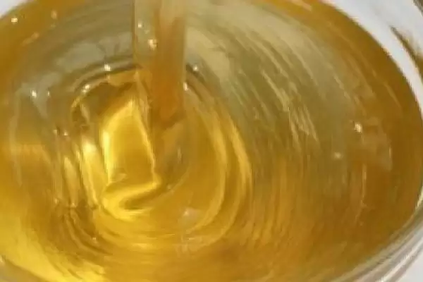 蜂蜜有几种颜色，主要有白色、水白色、琥珀色等7种颜色插图5