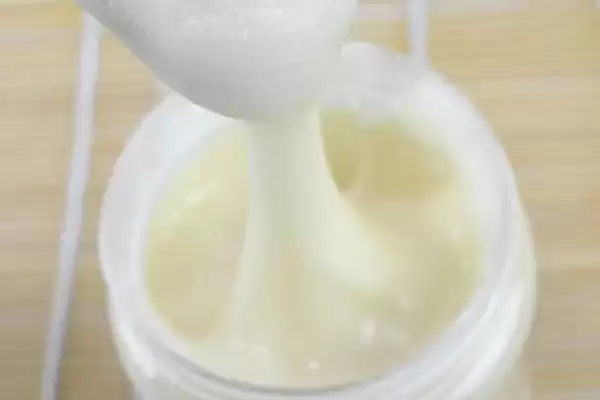 椴树蜜结晶后是什么样子，呈洁白色或乳黄色的油脂状插图1