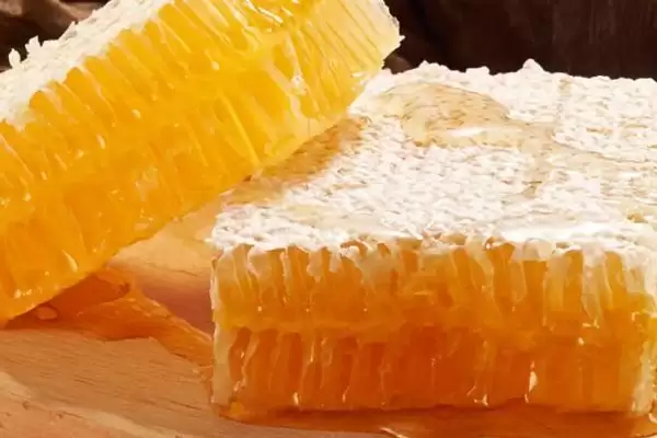 怎么吃蜂巢蜜，可直接放在嘴中咀嚼插图3