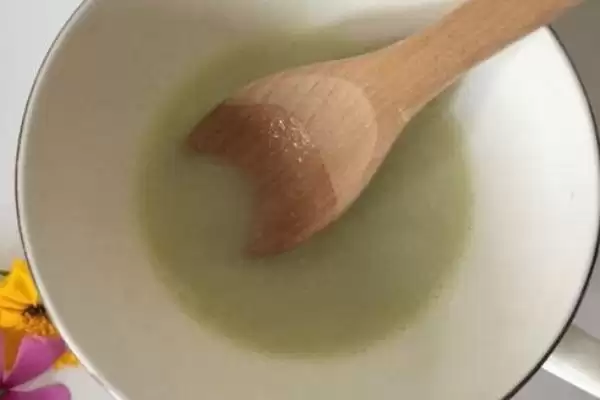 怎么制做蜂蜜面膜，将蜂蜜与橄榄油混匀即可插图3