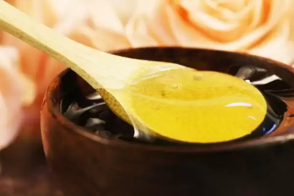 怎么制做蜂蜜面膜，将蜂蜜与橄榄油混匀即可插图1