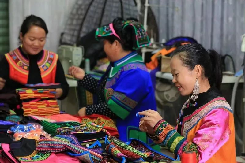 凉山州非遗保护新探索:技艺传承促就业增收,创意驱动展独特魅力插图2 凉山州非遗保护新探索:技艺传承促就业增收,创意驱动展独特魅力插图2