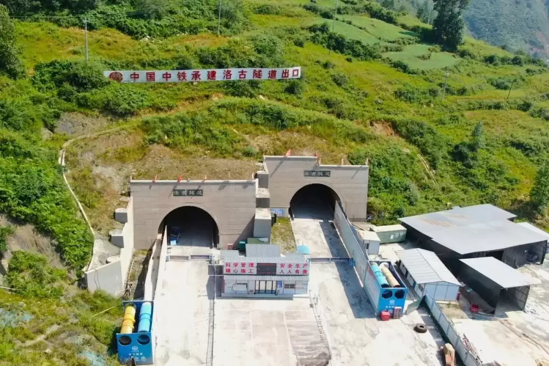 西昭高速 SG5 标洛古隧道顺利贯通 凉山交通建设再迎里程碑突破插图1