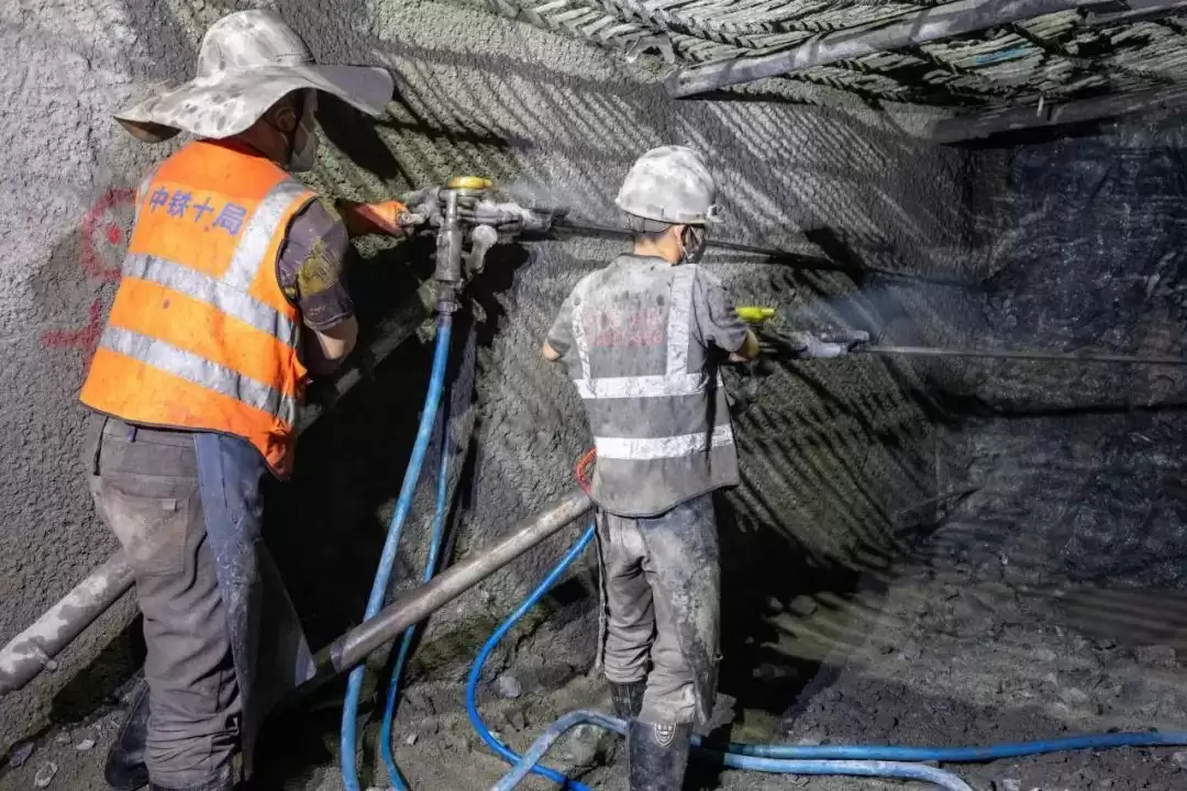 西昭高速 SG5 标洛古隧道顺利贯通 凉山交通建设再迎里程碑突破插图3