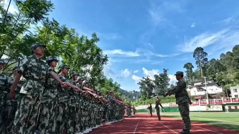 会东高一新生军训尾声:迷彩方阵里的成长与蜕变插图1 会东高一新生军训尾声:迷彩方阵里的成长与蜕变插图1