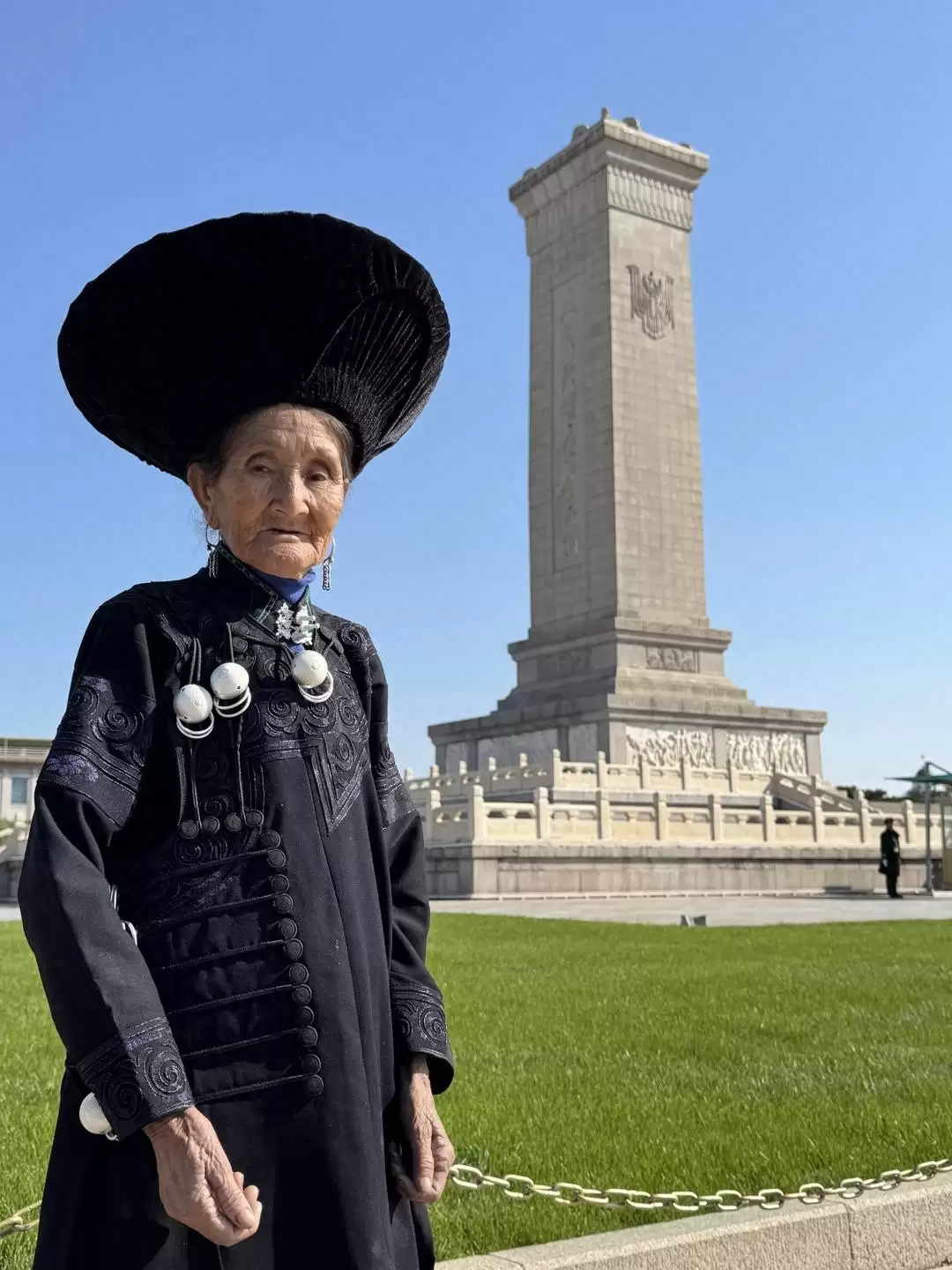 凉山小伙带 81 岁奶奶圆梦北京！彝族服装打卡天安门，温情视频走红网络-会东网