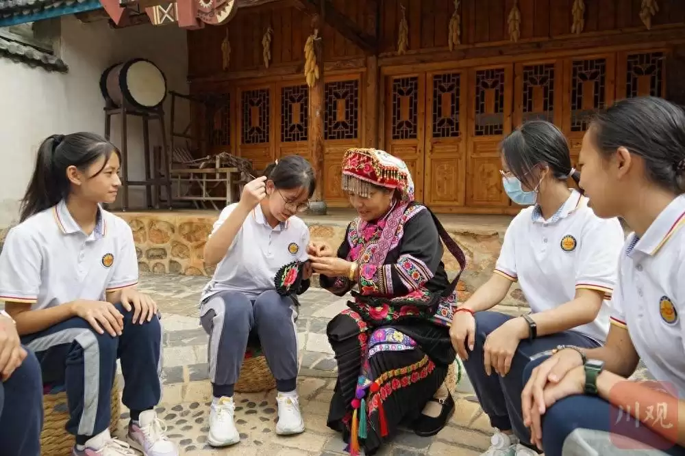 攀枝花盐边傈僳族服饰 “破圈” 与 “扎根”：探索非遗立体化保护，带动乡村发展-会东网