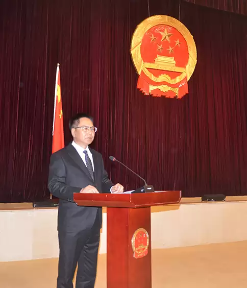 州人民政府举行2025年宪法宣誓仪式，张文旺监誓插图1