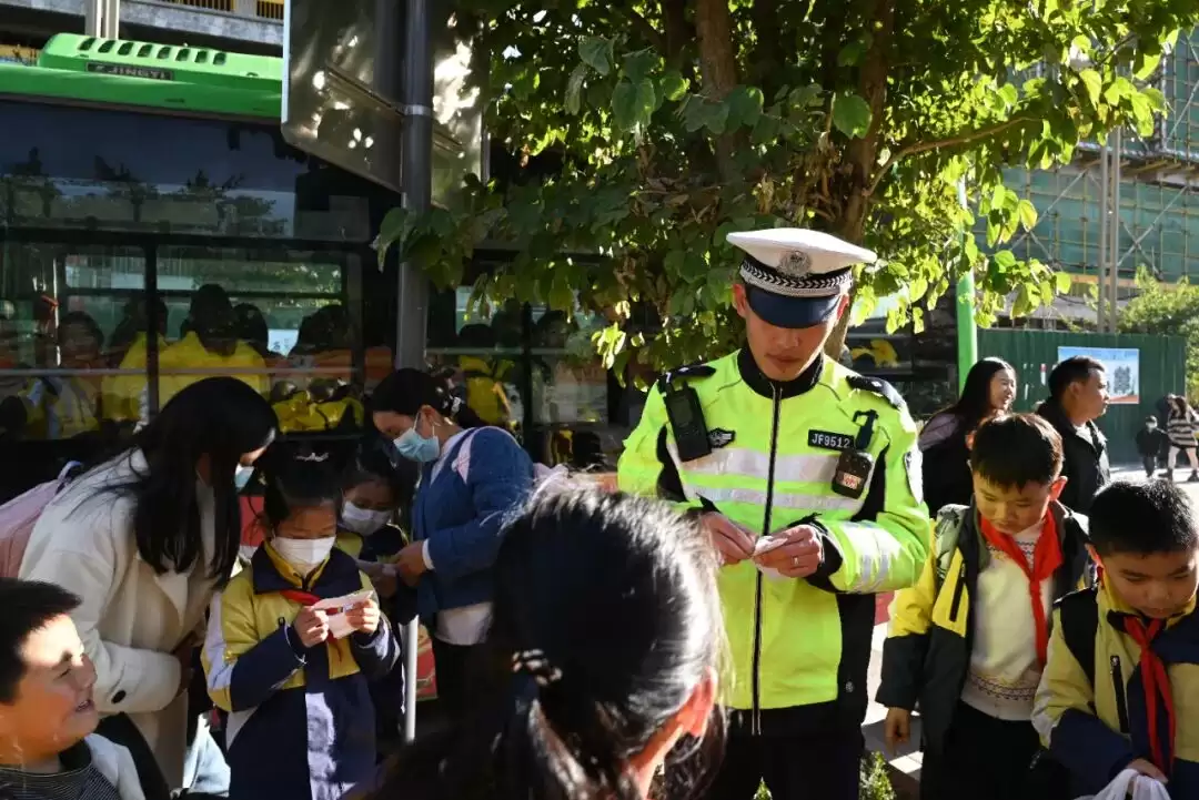 会东公安交警 “亮尾行动” 成效显著！3 万余反光贴如何守护群众夜间出行？-会东网